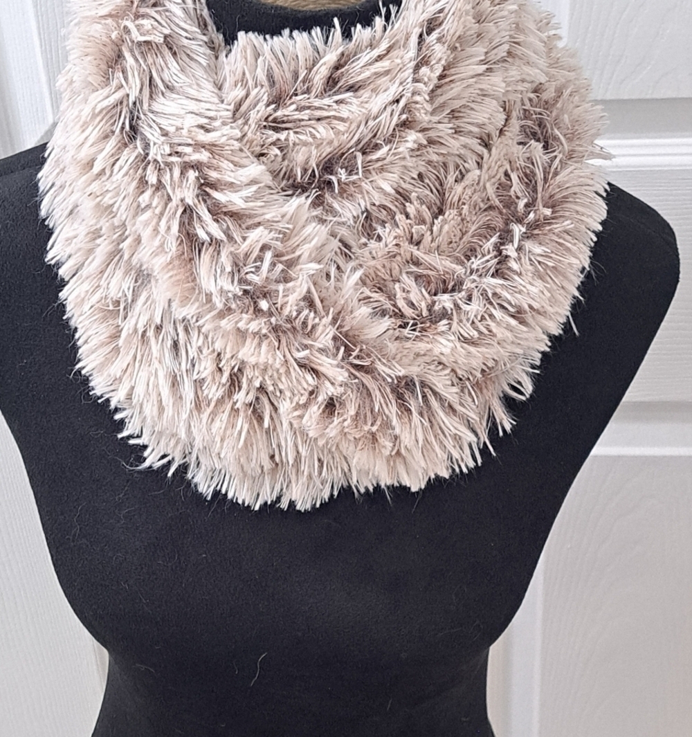 NWT Spunky Soul Grey & White Infinity Scarf